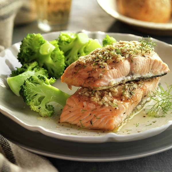 Salmão com brócolis e ervas